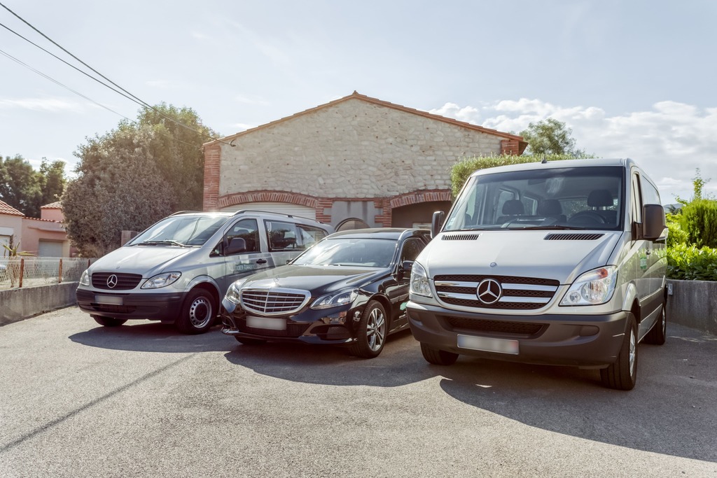 trois voitures garant devant chambre