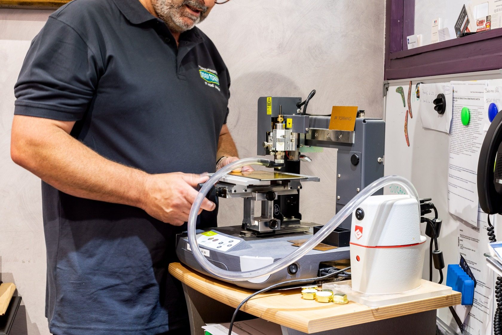 personnel travaillant dans atelier