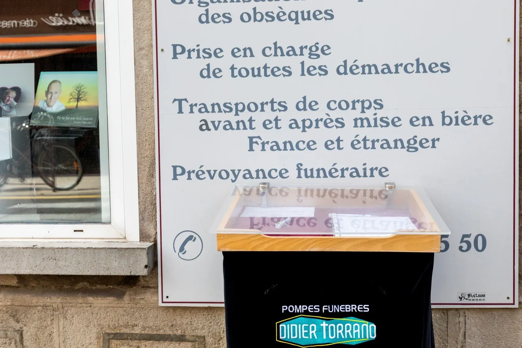Panneau d'information des services de pompes funèbres et registre de condoléances.