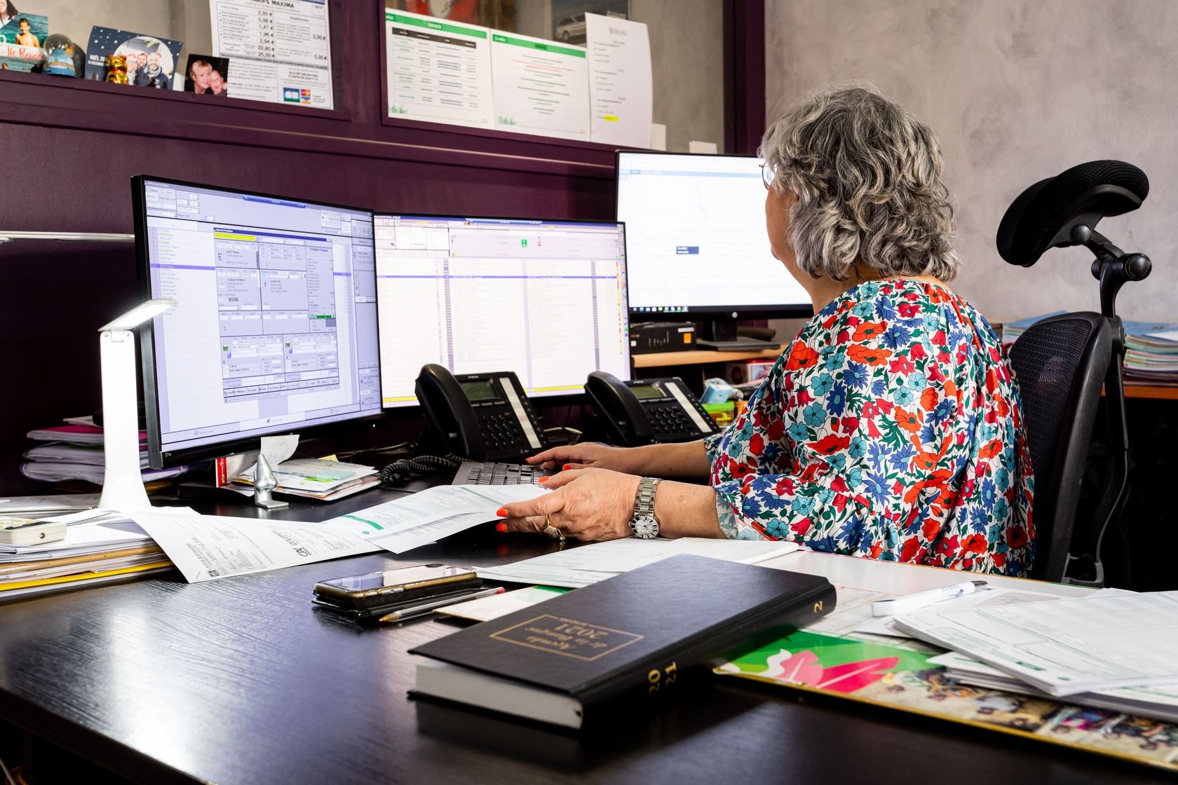 reponsable travaillant dans un bureau