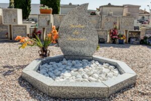 fleurs dans un vase dans un cimetiere