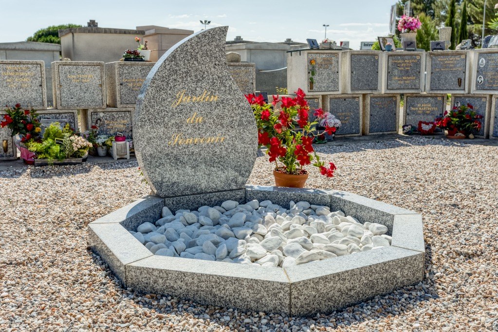 monuments avec vase de fleurs