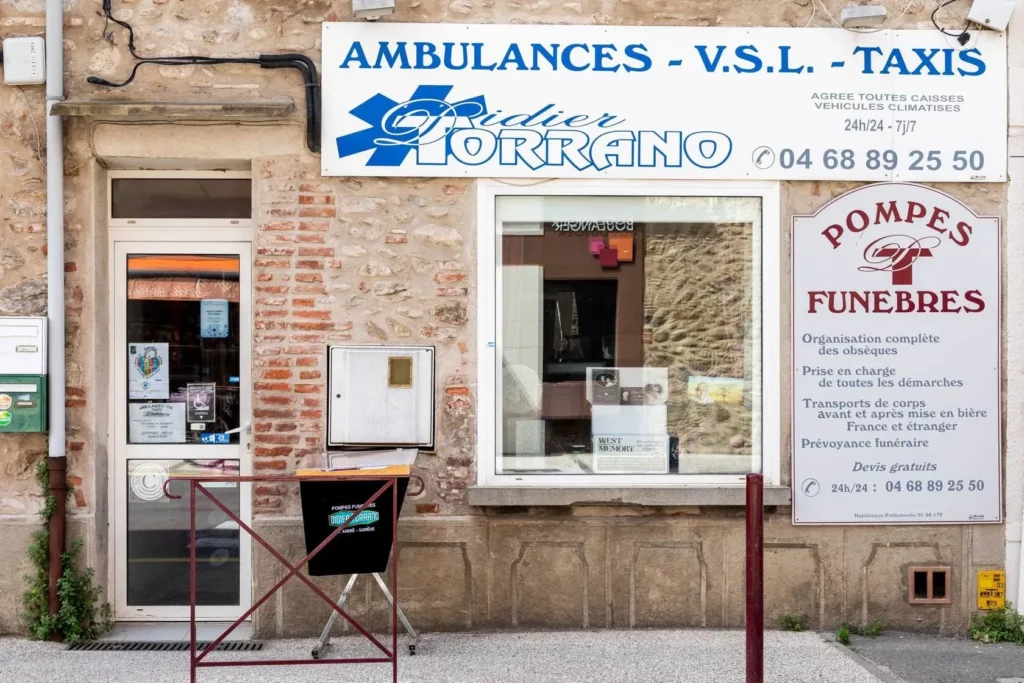 Devanture de l'agence Didier Torrano proposant ambulances, taxis et pompes funèbres.