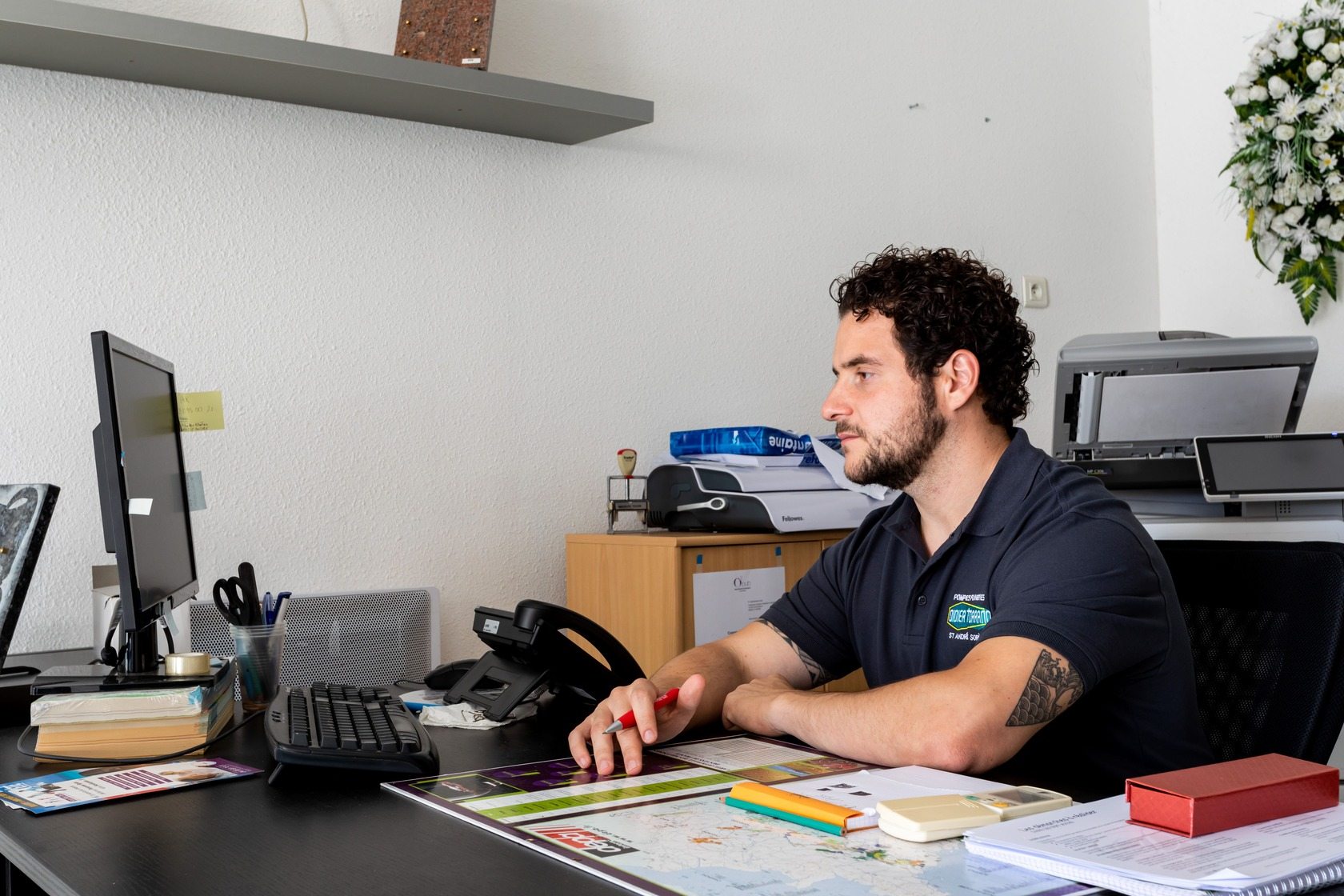 personne travaillant dans un bureau