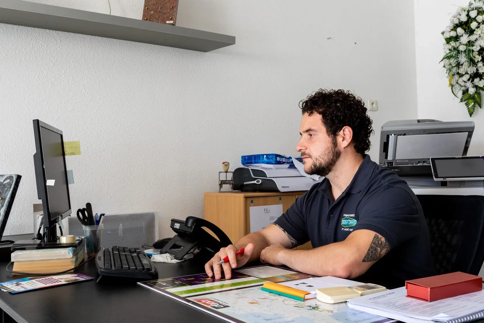 Conseiller funéraire travaillant à son bureau pour accompagner les familles.